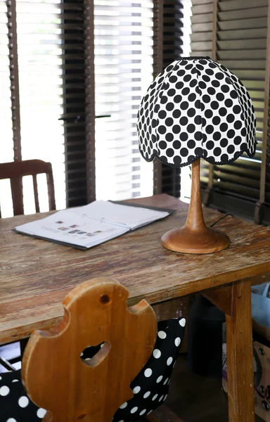 Vintage houten werktafel met een bestand in de achtergrond — Stockfoto