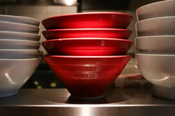 Bol à nouilles en céramique rouge et blanche — Photo