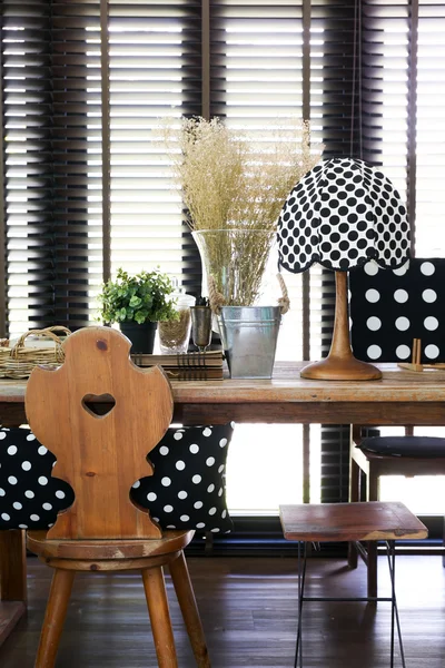 Houten tafel en stoel met een vintage polka dot lamp — Stockfoto