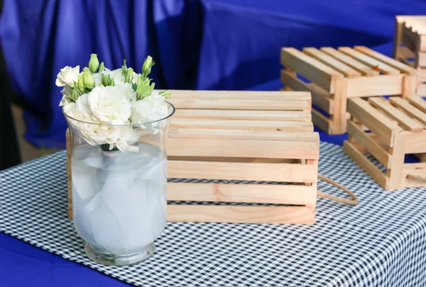 Mesa de comedor decorada con rosas blancas y caja de almacenamiento de madera —  Fotos de Stock