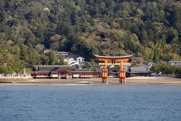 Antika porten kallas torii i miyajima island, japan — Stockfoto