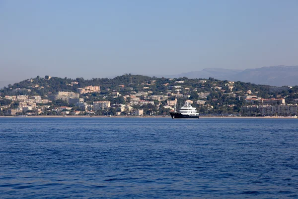 Barco a motor crusing no mar Mediterrâneo, Riviera Francesa, Cann — Fotografia de Stock