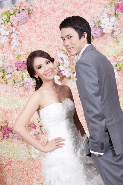 Mariée mariée et marié posant avec la décoration de fleurs dans backgr — Photo