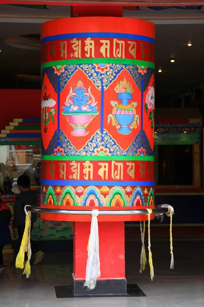 Gigantisk färgglada prayer wheel i shangri-la, Kina — Stockfoto