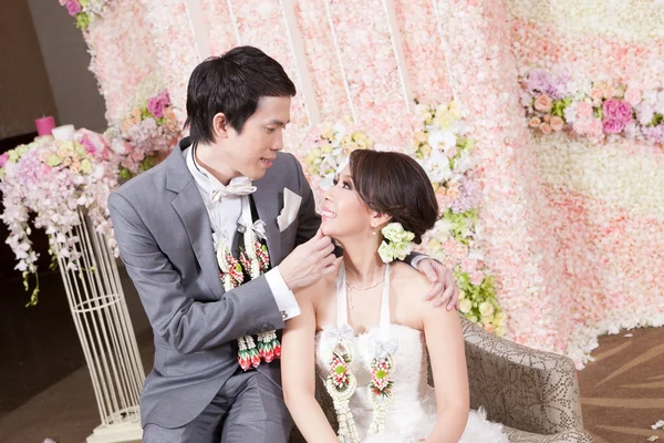 Mariée mariée et marié posant avec guirlande de style thaïlandais et flux — Photo