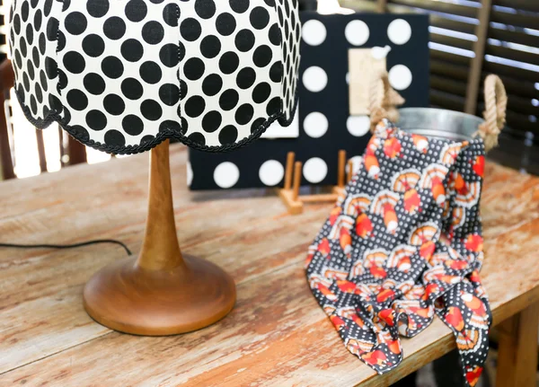 Prickiga vintage lampa och en färgglad sjal — Stockfoto