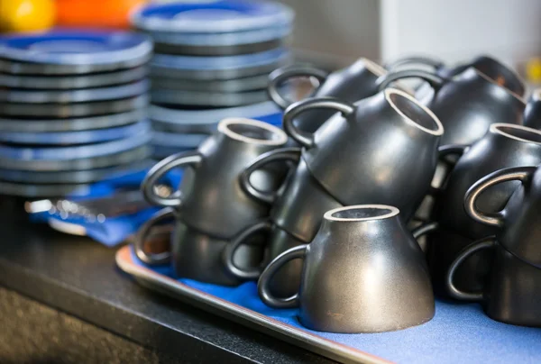 Les tasses à café vides sont prêtes sur l'assiette — Photo