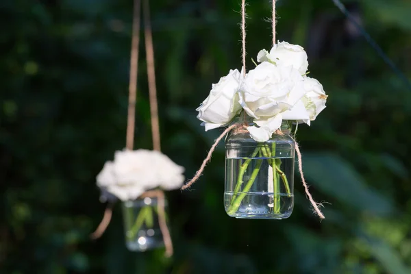 Witte rozen in een glazen vaas Stockafbeelding