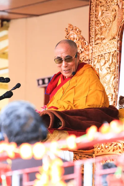 LEH, INDIA - AUGUST 5, 2012: His Holiness the 14th Dalai Lama gi — Stock Photo, Image