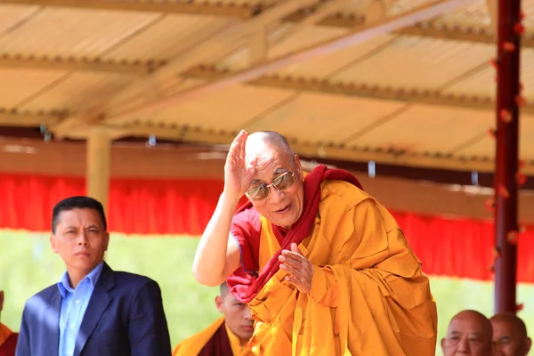 LEH, INDIA - AUGUST 5, 2012: His Holiness the 14th Dalai Lama gi — Stock Photo, Image
