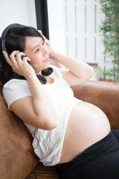 Pregnant woman listen to the music — Stock Photo, Image