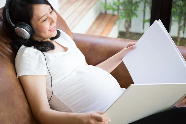 Zwangere vrouw luister naar de muziek — Stockfoto