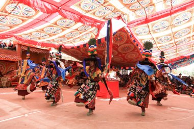 dak thok, Hindistan-Temmuz 29 - 29 Temmuz 2012 tarihinde ladakh, Hindistan dans festivali dak thok Manastırı, tanımlanamayan Budist rahipler