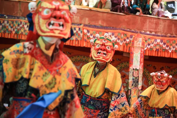 Dak thok, india-july 29 - Unbekannte buddhistische Mönche tanzen während eines Festivals im dak thok Kloster am 29. Juli 2012 in ladakh, Indien — Stockfoto