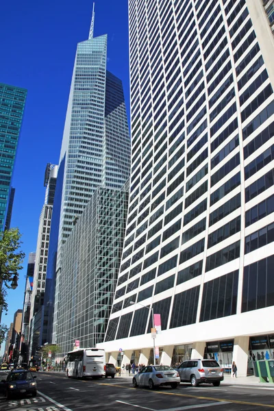 Traffico tra i grattacieli di New York — Foto Stock