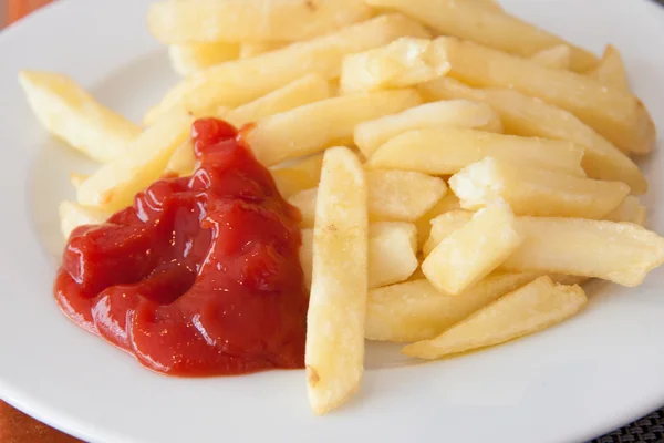 Chips und Ketchup — Stockfoto