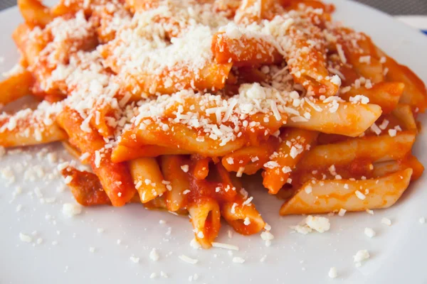 domates sosu ve parmisan ile İtalyan penne