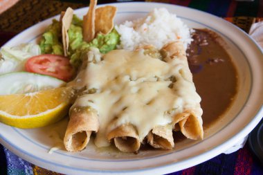 Enchiladas peynir ve fasulye