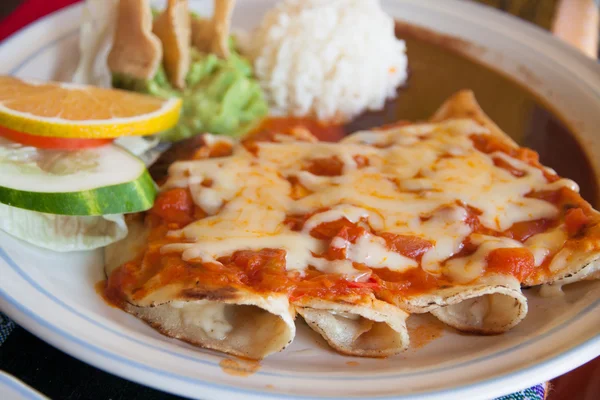 Enchiladas met kaas en tomaat — Stockfoto