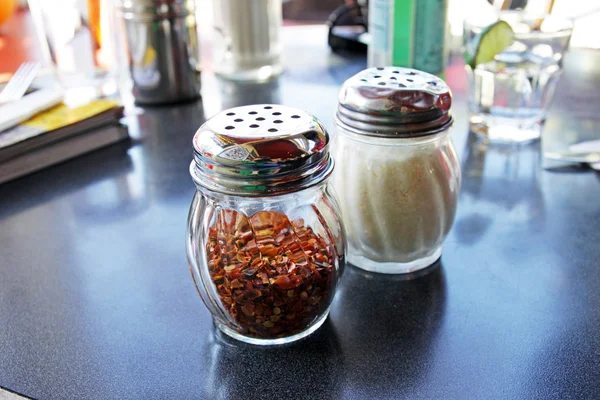 Solnička s hot chili pepper — Stock fotografie