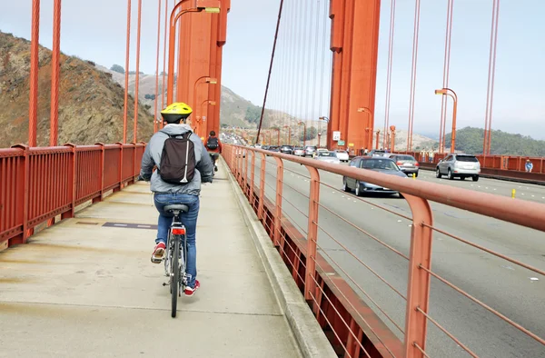 Toeristische wielrenner in de golden gate — Stockfoto