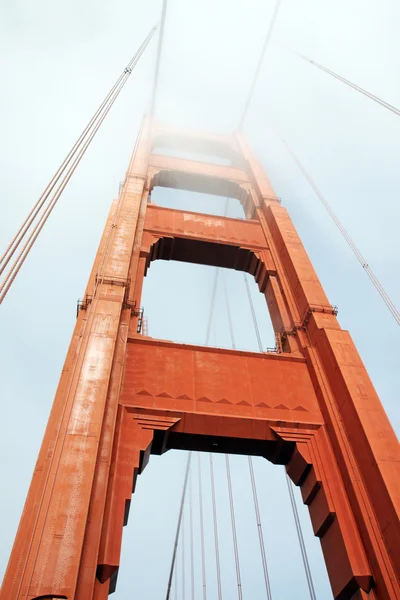 Golden gate i en dimmig dag — Stockfoto