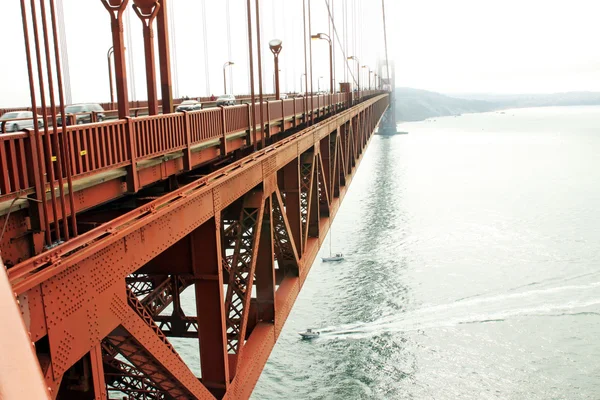 Golden gate in een mistige dag — Stockfoto