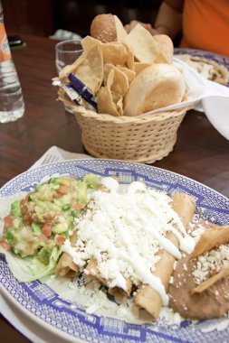 Enchiladas peynir ve fasulye