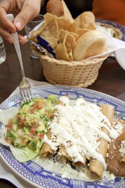 Enchiladas peynir ve fasulye