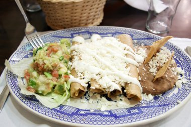 Enchiladas peynir ve fasulye