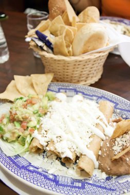 Enchiladas peynir ve fasulye
