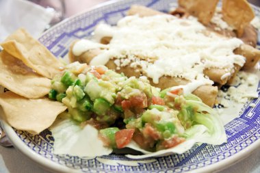 Enchiladas peynir ve fasulye