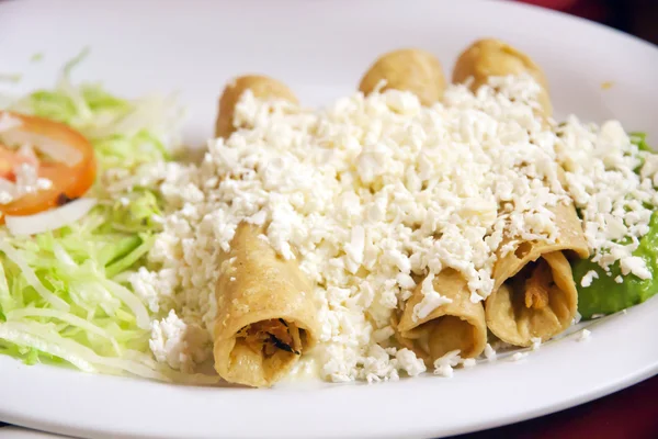 Enchiladas z serem i fasoli — Zdjęcie stockowe