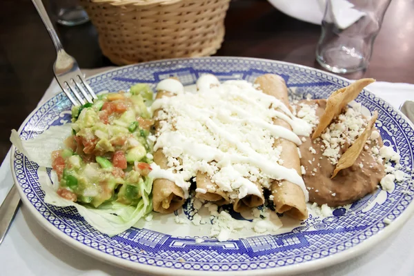 Enchiladas mit Käse und Bohne — Stockfoto