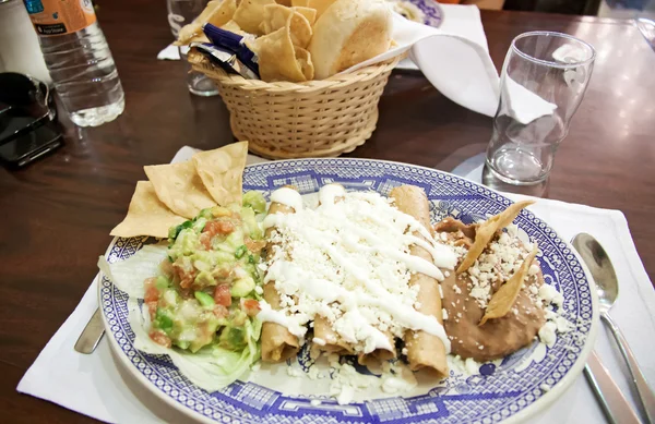 Enchiladas con queso y frijol — Foto de Stock