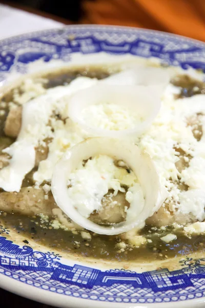 Enchilladas con formaggio, pepe verde — Foto Stock