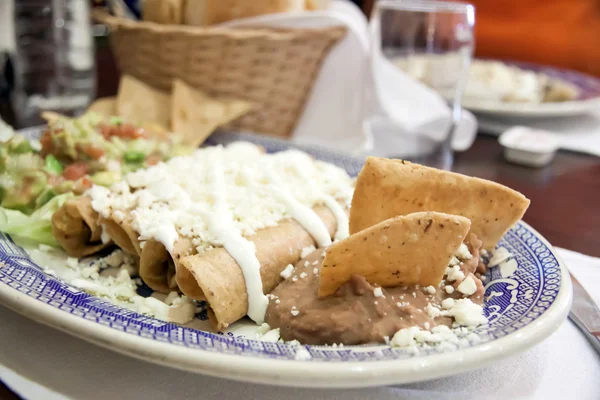 Enchiladas se sýrem a fazole — Stock fotografie