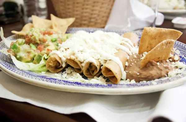 Enchiladas com queijo e feijão — Fotografia de Stock