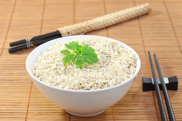 Чаша риса и палочка для еды — стоковое фото