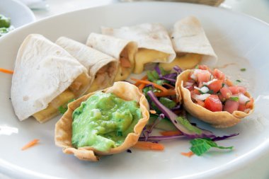 Meksikalı guacamole ve Meksika böreği