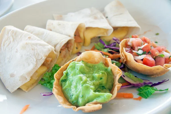 Guacamole mexicano com enchiladas — Fotografia de Stock