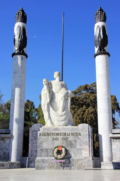 チャプルテペック パーク、メキシコ cit の英雄的な士官候補生への記念碑 — ストック写真