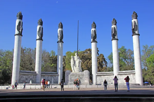 chapultepec Park, Meksika CIT kahramanca öğrenciler için anıt