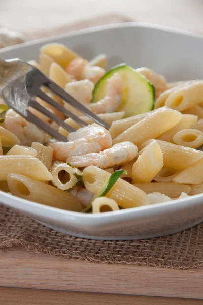 Penne with zucchinis and shrimp — Stock Photo, Image