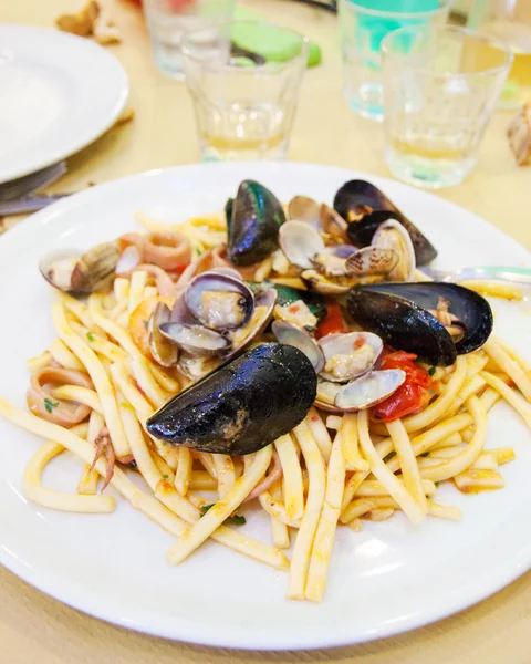 Spaghetti with mussel and clam — Stock Photo, Image