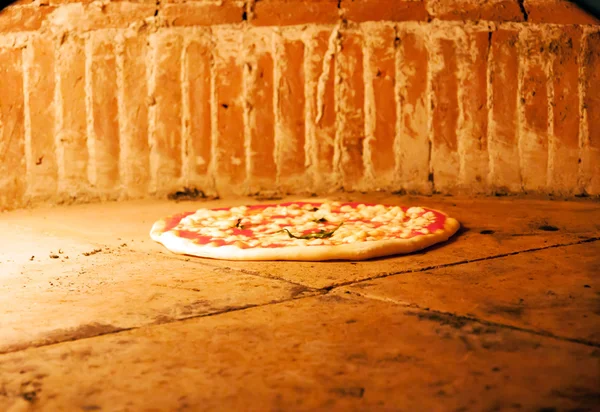 Pizza en el horno — Foto de Stock