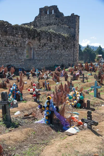 San juan chamula kyrkogård, chiapas, Mexiko — Stockfoto