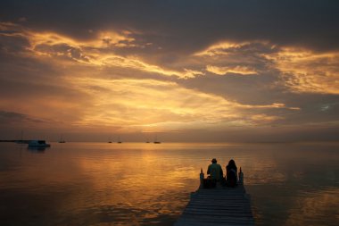 Günbatımında caye caulker, belize