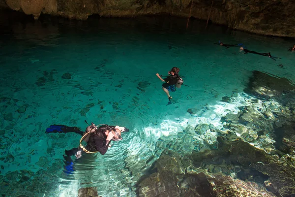 Nurkowanie w cenote, Meksyk — Zdjęcie stockowe