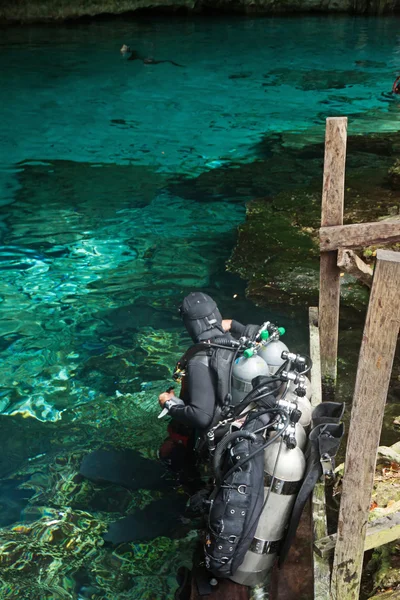Immersioni in un cenote, Messico — Foto Stock